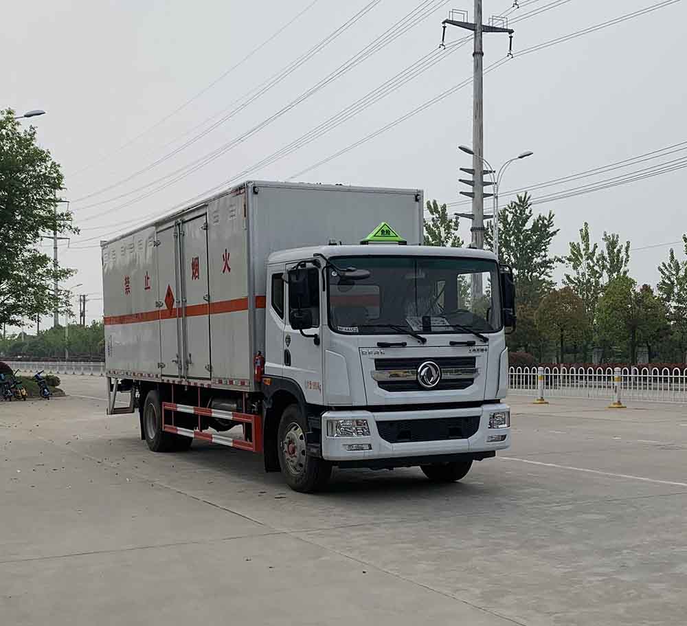 东风D9 7米6易燃气体厢式运输车