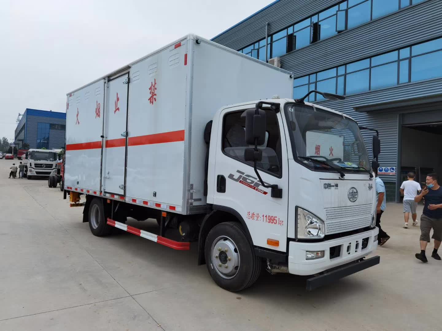 解放J6F 4米1易燃液体厢式运输车