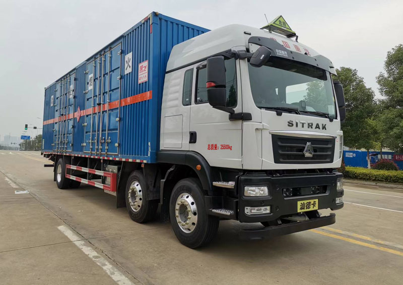 重汽汕德卡9米6易燃液体厢式运输车