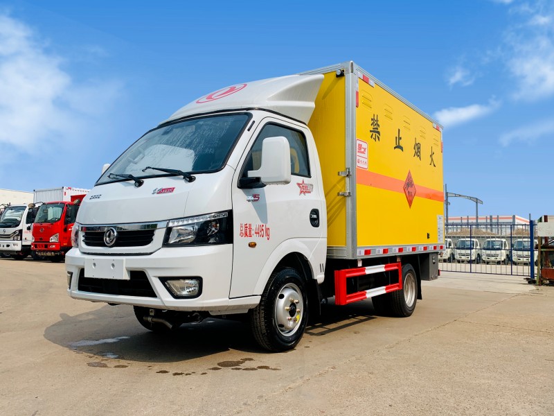 东风途逸3.5米爆破器材运输车