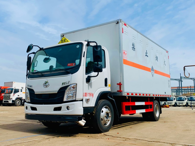 东风柳汽5.2米爆破器材运输车