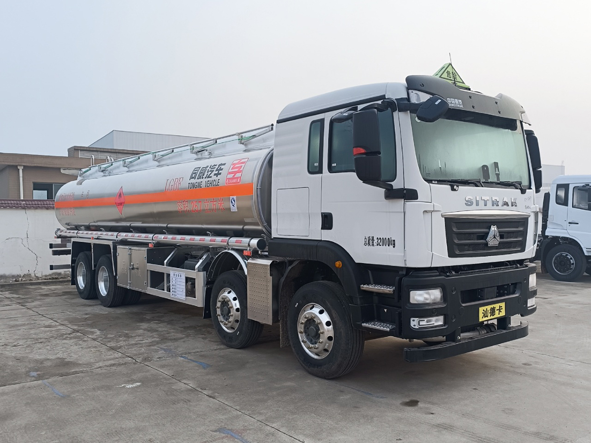 重汽汕德卡前四后八25吨油罐车