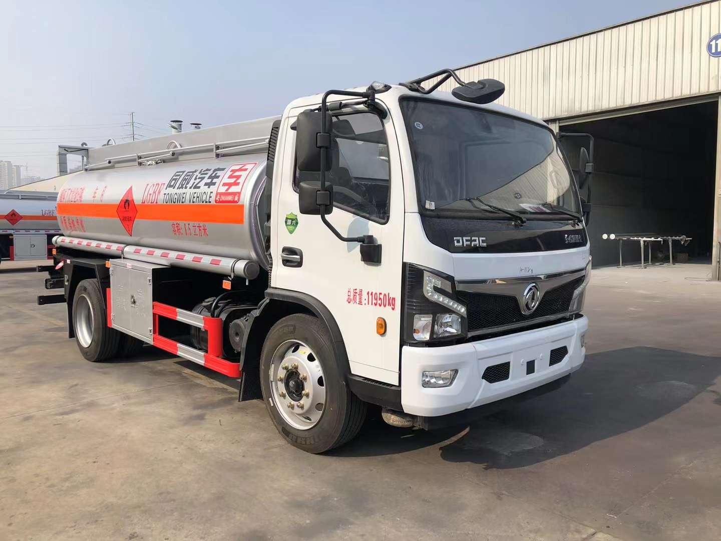 东风福瑞卡8吨油罐车
